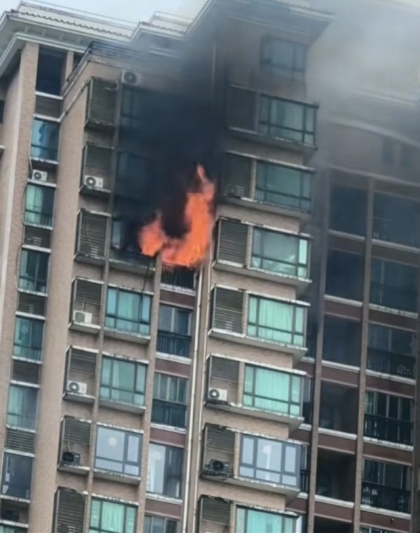 乐融配 广州天河一高层住宅起火冒浓烟，幸无伤亡！