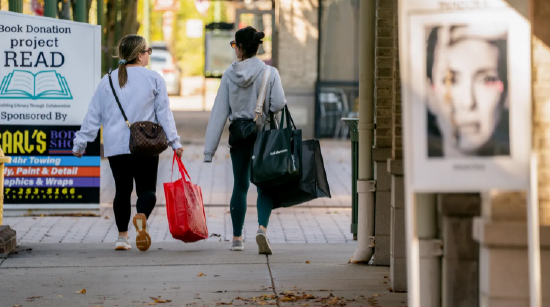 点石策略 美国开始假日购物季，预计关税将开始更多地反映在消费者价格中